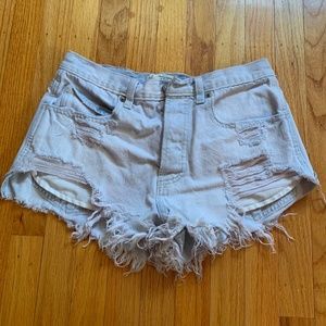 LIGHT-WASHED DENIM A&F FESTIVAL SHORTS